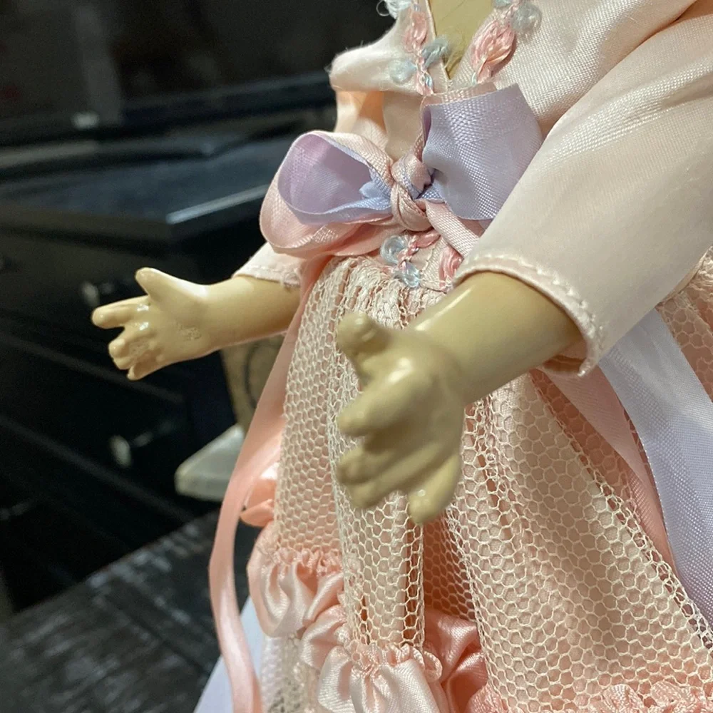 Gorgeous Vintage Southern Belle Doll On Stand! - Picture 10 of 14